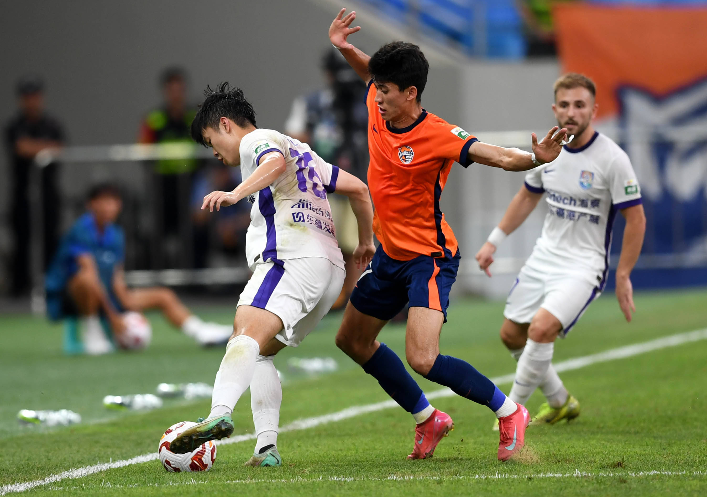 路一塔前逼 路一塔前逼